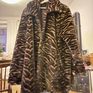 djurmönstrad faux fur kappa🐆 - Jackan har en oversized passform och långa ärmar, perfekt för att sticka ut i mängden. sååå skön och varm!! köpt på humana. passar M-L beroende på hur man vill att den ska sitta 