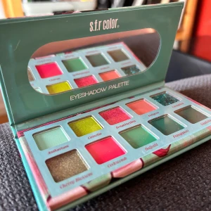Söt eye shadow palette! - Fin eye shadow palette i söt design med 10 färger. 8 g. Ny och oanvänd.