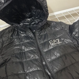  pufferjacka från Emporio Armani - Ea7 jacka, strl L men sitter perfekt som M.
