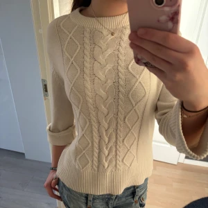 Beige stickad tröja - Säljer en stilren beige stickad tröja från dobber med ett snyggt flätat mönster framtill. Nypris 700kr-800kr💕