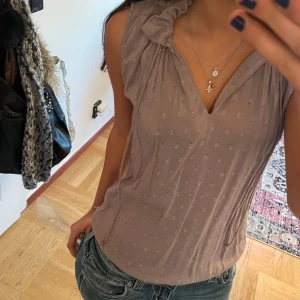Blus med volanger  - Kommer inte till användning och har knga skador. Blusen har som små volanger vid halsen som är super söta. Den är en blandning av lila/grå🪽