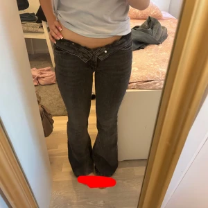 Lågmidjade jeans  - Snygga grå jeansbyxor med låg midja och bootcut