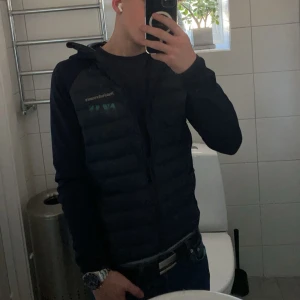 Peak Performance Cardigan - Säljer denna skit snygga peak cardigan då jag inte har användning för den längre. Storlek S som passar 175cm perfekt. Cond: 10/10, då den endast har använts under hösten. Säljer den för 1099kr och priset kan diskuteras. Nypris 2600kr. 