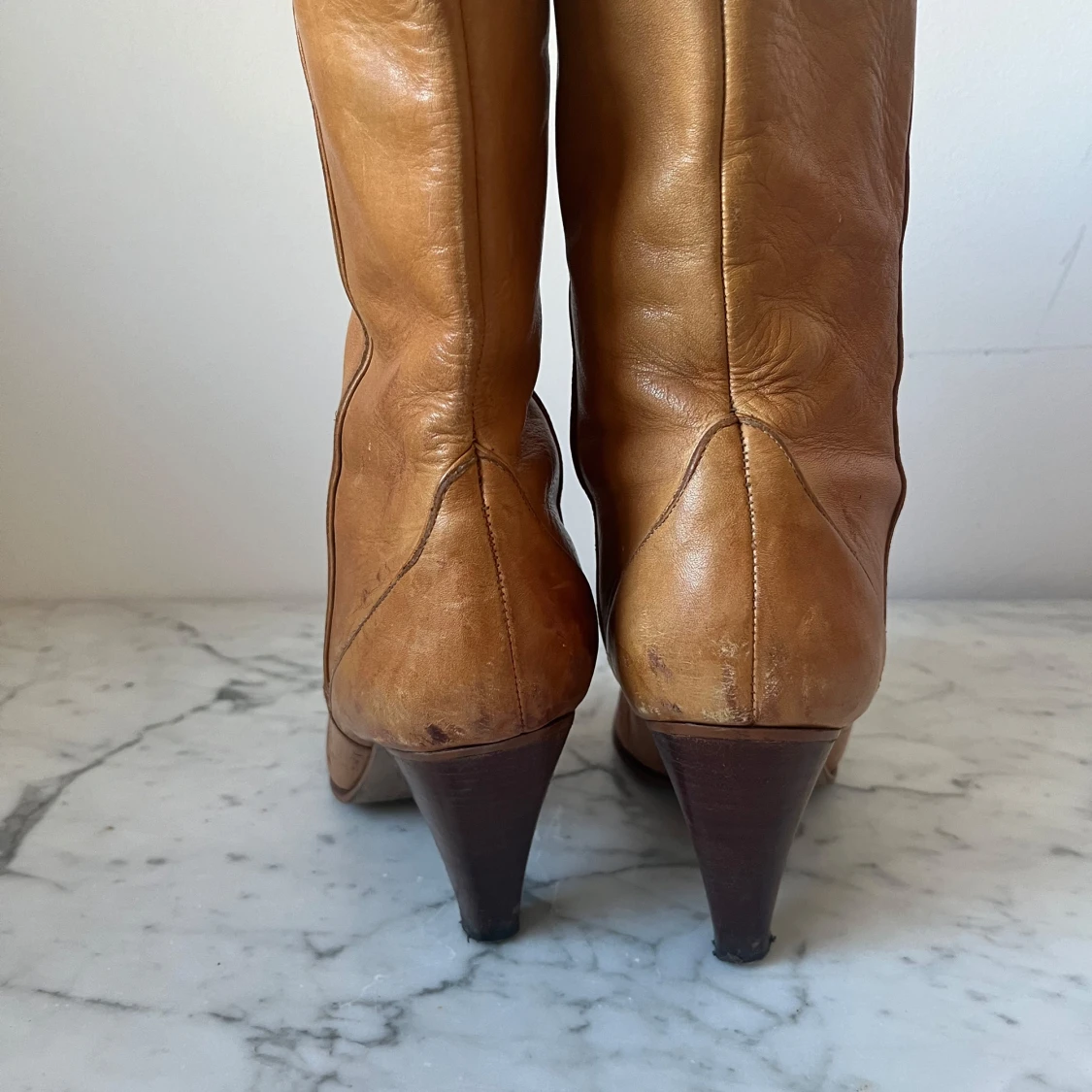 Bruna skinnstövletter med klack - 1