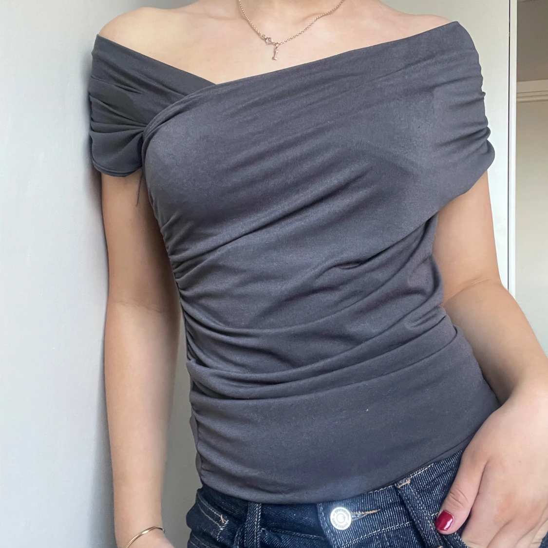 Grå offshoulder topp