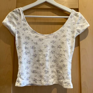 Vit blommig croppad topp - Jättesöt och somrig topp med lila blommor💜.  