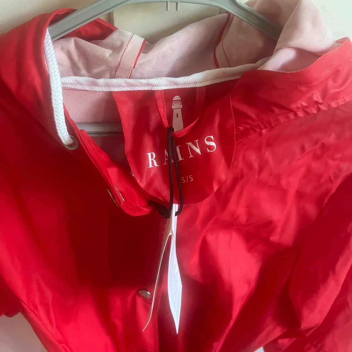 Röd regnjacka från Rains