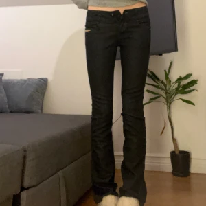 Svarta jeans från Diesel - Innerbenslägnd 80cm. Midja/höft 73cm