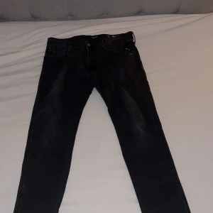 Replay Anbass - Tjena! Säljer nu mina Replay jeans då jag har växt ut dom. Dom är använda men i bra skick. Tveka inte att höra av dig vid minsta fråga Mvh Arvid