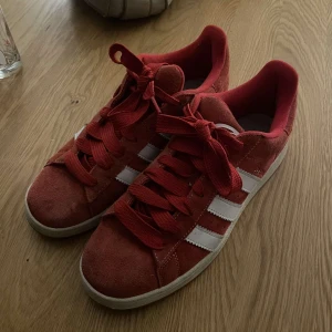 Röda sneakers från Adidas - Säljer dessa adidas campus. Använda fåtal gånger. Vita snören följer med