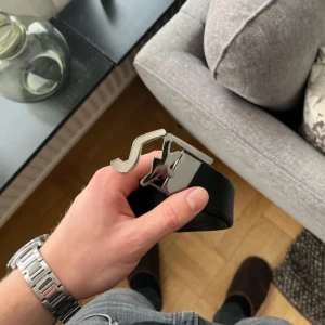 Ferragamo bälte reversible  - Snyggt svart bälte med ett unikt silverfärgat spänne. Italienskt läder, brun och svart sida. Mycket bra skick, har orginalpåsen nånstans. Garanterar äkthet