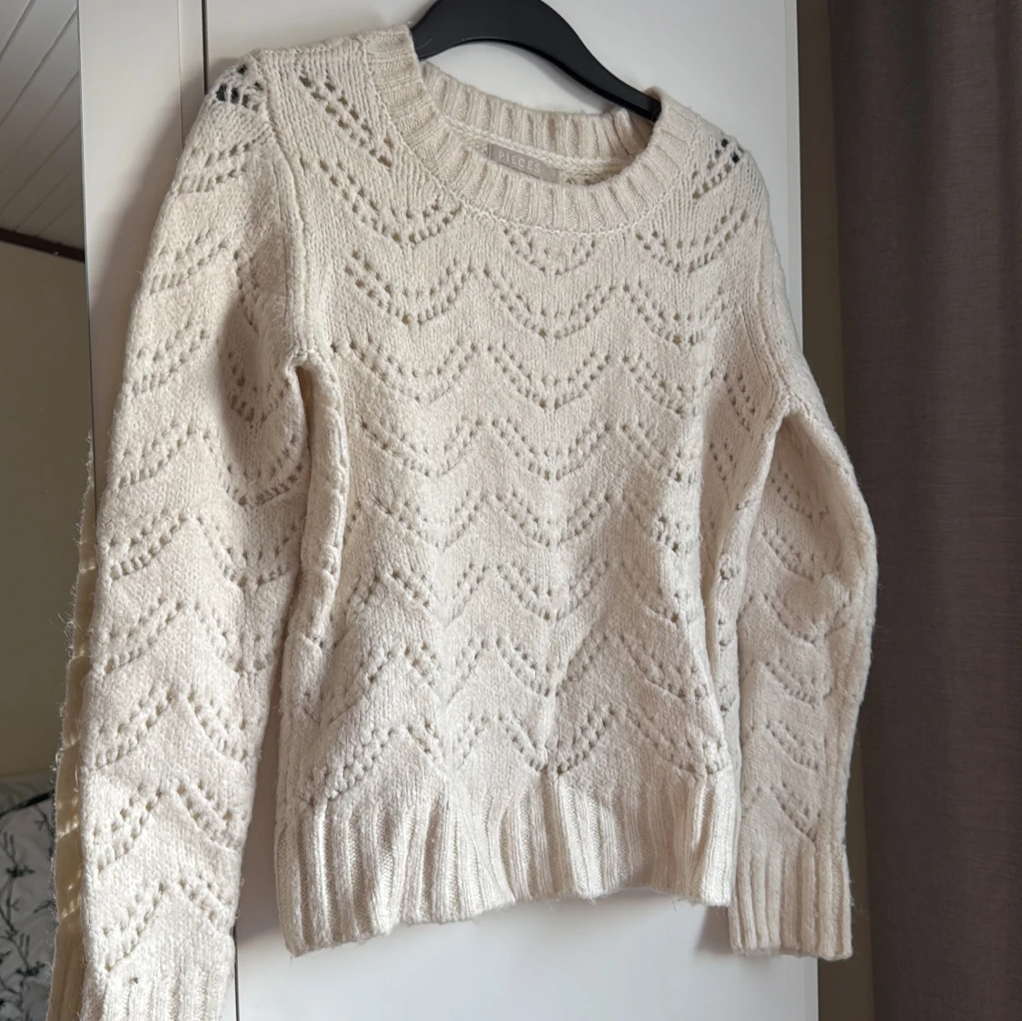 Beige stickad tröja