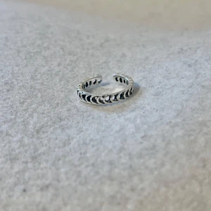 Silver ring - US storlek 7/7.5, diameter cirka 17.3–17.8 mm, omkrets cirka 54.5–56 mm.  Blanda och matcha dina favoriter! Köp flera artiklar tillsammans för rabatt och spara på frakten.  #silver #ring #vintage #smycken #klassisk