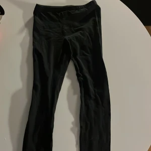 Svarta leggings från Young Rest - Snygga svarta leggings från Young Rest. Perfekta för en bekväm och stilren look. De har en elastisk midja och är gjorda i ett mjukt material som ger en skön passform. 