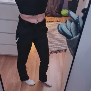 Tunna termobyxor från Hööks - Jag säljer nu dessa ridbyxor då de har blivit för små. Kan inte stänga knappen. De är från Hööks. Storlek XS. Sömmen har börjat låssa vid skrevet men de är inget hål. Skriv om ni har några frågor 🌺🌟