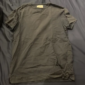 Limitato T shirt  - Säljer en blå Limitato t shirt i storlek s