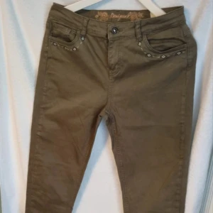 Jeans - Desigual gröna jeans i storlek 40, 7/8 längd. Fint skick.