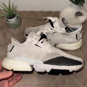 Adidas P.O.D. S3.1 Cloud - Adidas P.O.D. S3.1 Cloud White  Size: 41 1/2 Condition: Very good (Barely used)  All defects are Always shown in the pictures if there are any!! Questions? Feel free to ask!  Checkout my account for more shoes, you might find a gem you size‼️