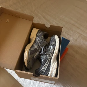 Grå och silver sneakers från Asics - Säljer ett par snygga och bekväma Asics GEL-1130 sneakers i grått och silver. Helt nya testade två gånger 