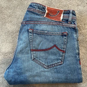 Blå jeans från Jacob Cohën  - Skick: 8/10 - Storlek: 32 - Längd:100cm Midja:42cm ben:17cm - Nypris: 5000 kr+
