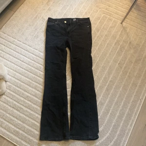 Svarta bootcut jeans - Snygga svarta bootcut jeans jätte bra skick!⭐️✨