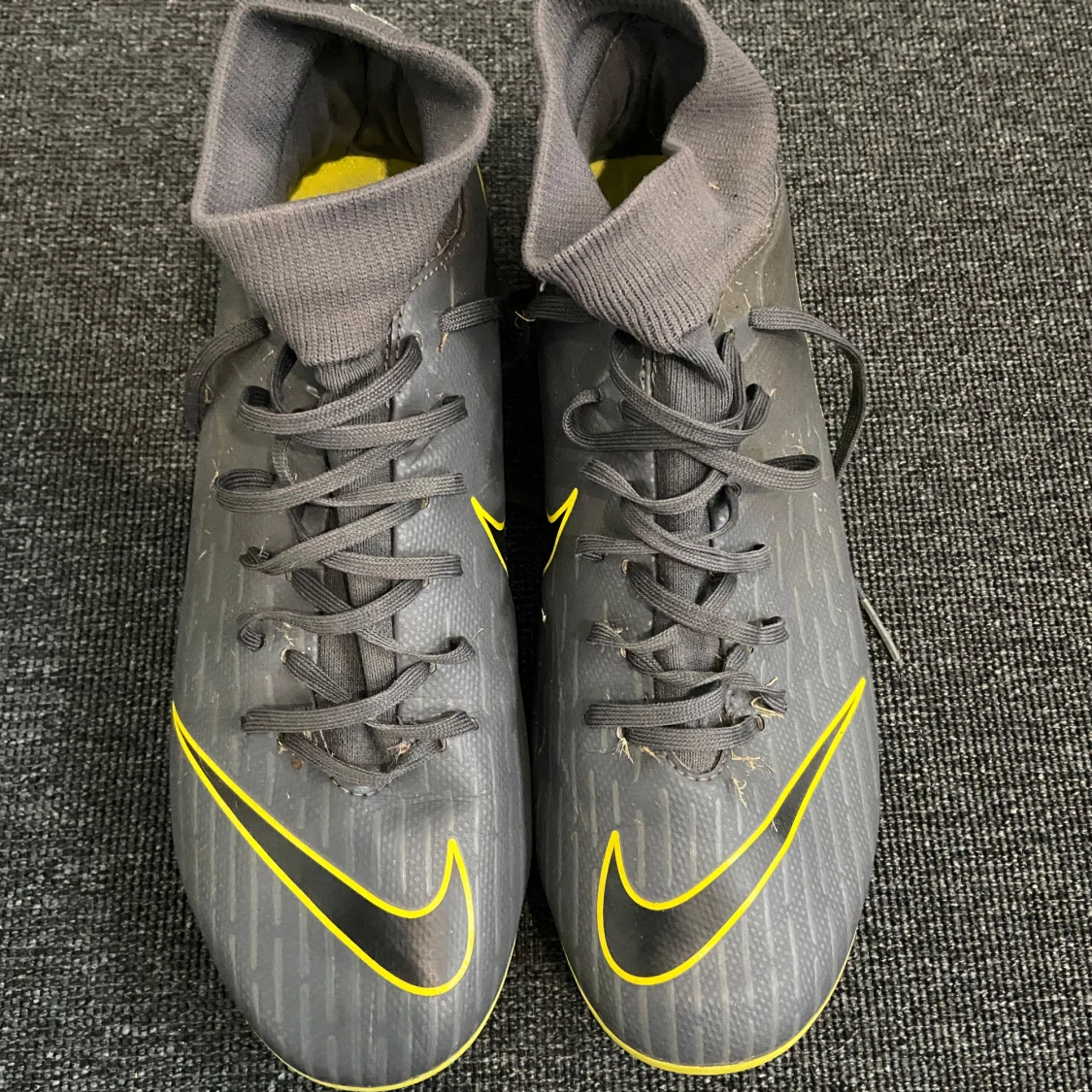 Grå och gula fotbollsskor från Nike