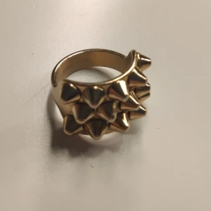 Guldig Edblad ring - Guldring från edblad, sparsamt använd. Nypris 399 kr, skriv gärna för mer info/fler bilder