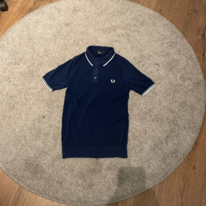 Blå pikétröja från Fred Perry - Säljer en ny blå pikétröja från Fred Perry. Köptes helt ny för 900kr. Använd två gånger, i sprillans nytt skick.