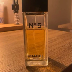 Chanel N°5 Parfym - Elegant och tidlös parfym från Chanel, N°5, original pris ligger på 1350kr för 100ml. Skriv för frågor osv annars buda så är den din💯💯