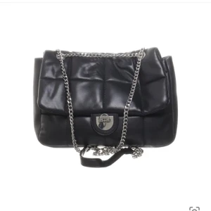 Svart axelremsväska   - Hitta ingen egen bild då jag köpte den efter att min framkamera sprack . Bredd 28 cm , djup 10 cm, höjd 23cm❤️