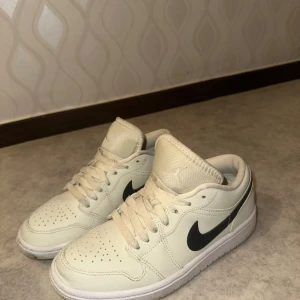Nike Air Jordans 1 low  - Snygga Nike Air Jordans i färgen coconut milk. Använda fåtal gånger 😍
