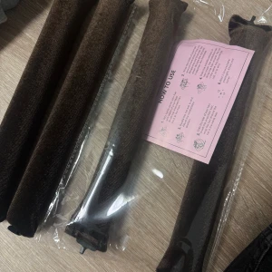 Bruna heatless curls  - Säljer ett set med bruna hårkuddar i sammet. Perfekta för att skapa volym i håret. Kommer i en förpackning med instruktioner för användning.