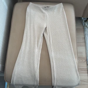 Beige ribbade byxor - Snygga lediga mjukisbyxor