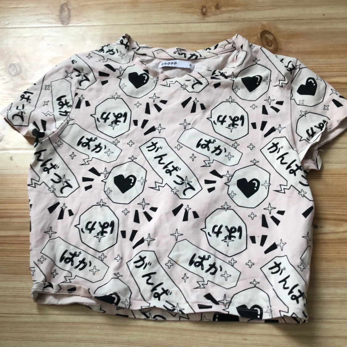 Rosa mönstrad t-shirt från Cropp