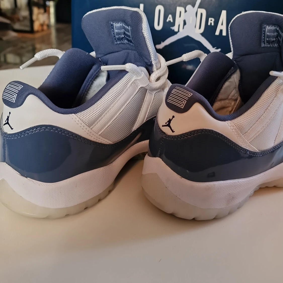 Nike Air Jordans i vitt och blått - 2