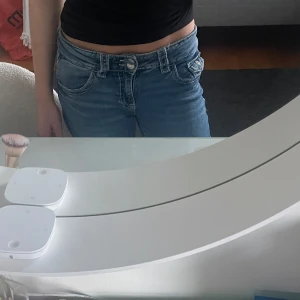 Blå jeans med låg midja - Snygga blå jeans med låg midja och klassisk femficksdesign. Perfekta för en avslappnad stil. De har en knapp- och dragkedjestängning framtill.