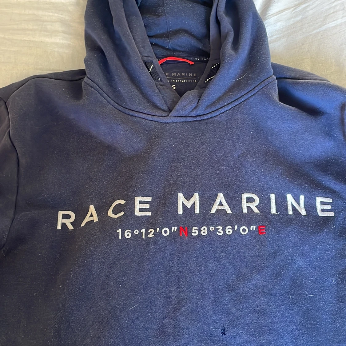 Mörkblå hoodie från Race Marine
