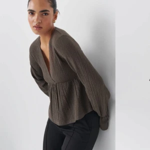 Ginatricot topp - Säljer denna sjukt snygga texturade toppen med prislapp kvar🤎