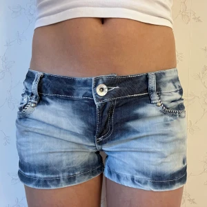 Lågmidjade Blå jeansshorts  - Snygga blå jeansshorts med en cool tvättad look. De har en knapp och dragkedja framtill samt fickor både fram och bak. Perfekta för en avslappnad stil. Kolla gärna in mina andra jeansshorts💕