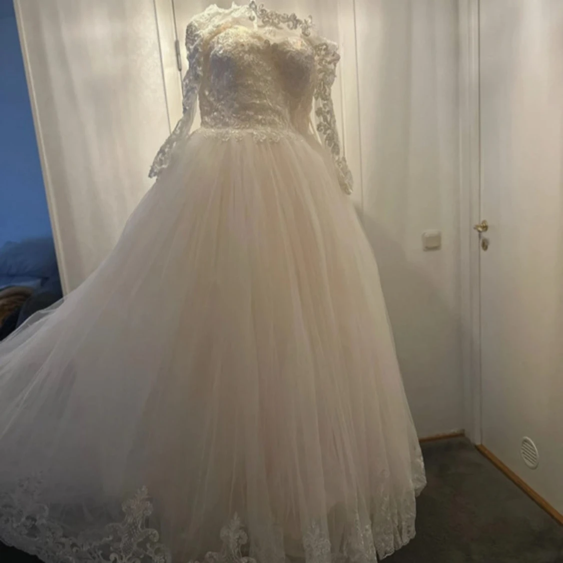 Vit spetsklänning med lång ärm - 1