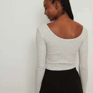 Grå långärmad topp - Grå långärmad topp som är lite kortare i modellen. Jätteskön med en perfekt urringning både fram och i ryggen. 🥰