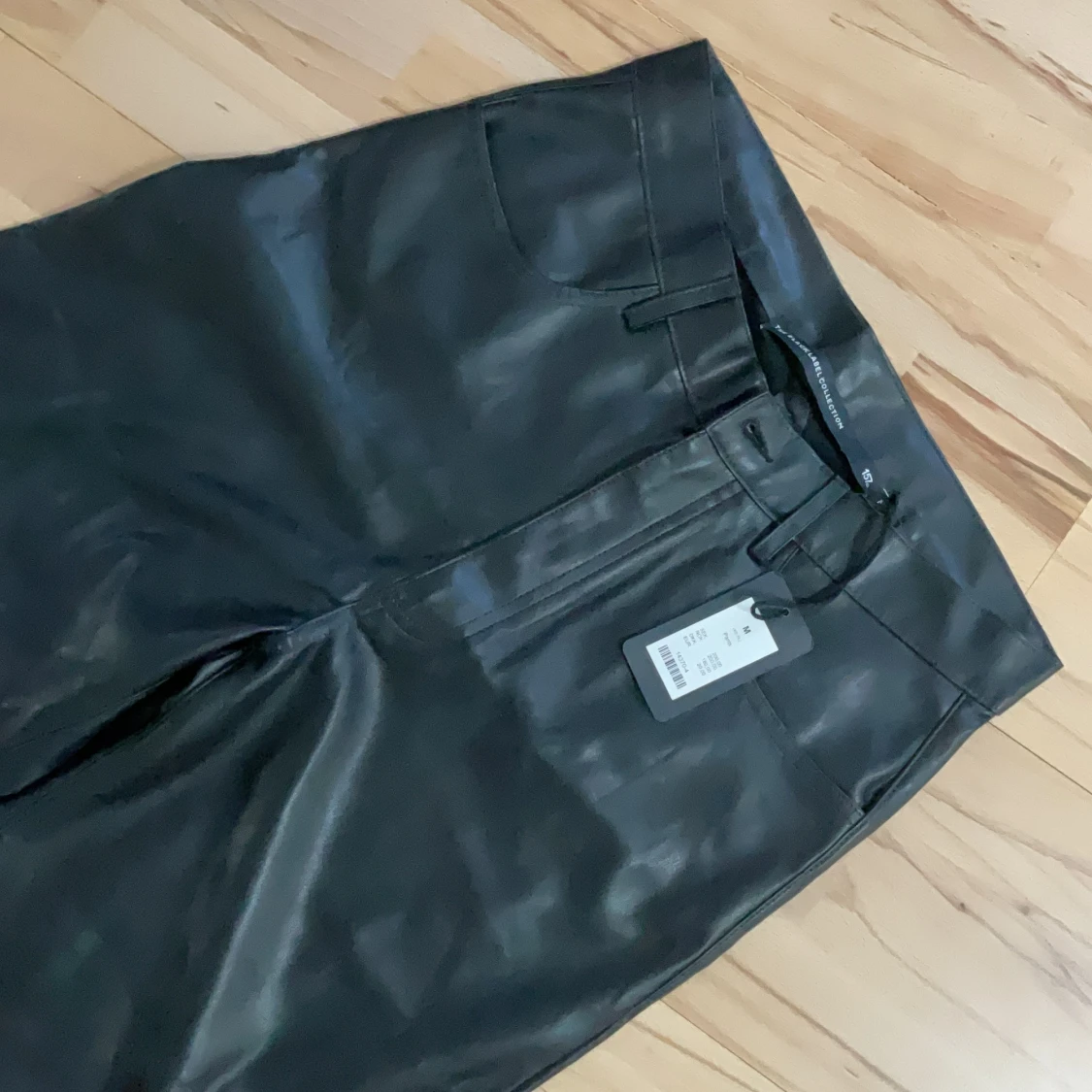 Svarta byxor i syntetmaterial - 2