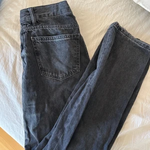 Low waist jeans från Gina Tricot - Low waist jeans från Gina Tricot i stl 32