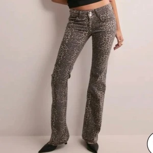 Leopard jeans ✨ - Jeans köpta på Nelly i stl 36. Endast använda en gång så som nyskick. lånade bilder från Nellys hemsida 💗( pris förhandlingsbart)