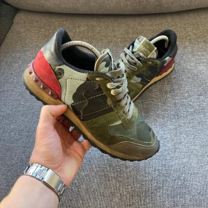 Valentino Rockrunners - Säljer ett par sköna Rockrunners, i bra skick. Endast skorna, size 40/41. Hör av er vid funderingar!