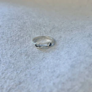 Silver ring - US storlek 6/6.5, diameter cirka 16.5–17 mm, omkrets cirka 51.8–53.5 mm.  Blanda och matcha dina favoriter! Köp flera artiklar tillsammans för rabatt och spara på frakten.  #silver #ring #vintage #smycken #klassisk