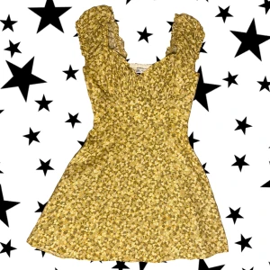 Kort sommarklänning - Miniklänning i bomull, perfekt för sommaren💕 Säljer då den är för liten vid bysten. Passar s-xs. Pris kan diskuteras.