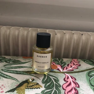 Absolu Vanilla Essnce - Detta är en söt gourmanddoft från det svenska företaget essnce. Absolu vanilla är inspirerad av Vanilla 28 från Kayali. De har likheter med varandra men är inte likadana. Doften är lite sockrigare och påminner om vaniljbullar medan Vanilla 28 är mer boozy. I bakgrunden finner man lite träighet och bärnsten. I drydown har dem mer likheter än i öppningen . Hållbarheten och projektionen är okej. Originalpris är 360 för 50 ml. Se bild för  mängd. Kund står för frakt.