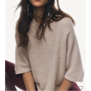 Beige tröja från & Other Stories - Säljer en stilren beige tröja från & Other Stories. Tröjan har trekvartsärmar och en rund halsringning, perfekt för en avslappnad look..