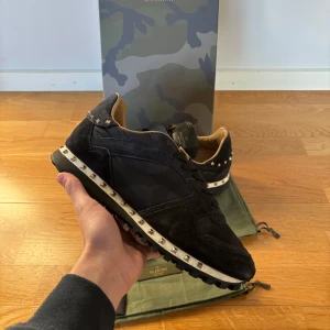 Valentino Rockrunners - Valentino rockrunners ☑️Äkta ⭐️Fint skick, allt og medföljer  🤍Defekt se bild 8! 📏Storlek 41 fits 41-42  🤝Hör av dig vid minsta fundering!